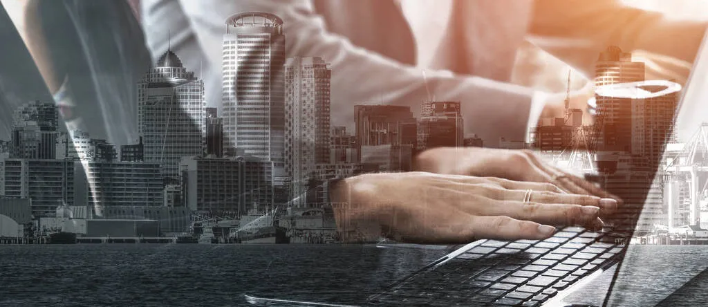 Personas escribiendo en el ordenador